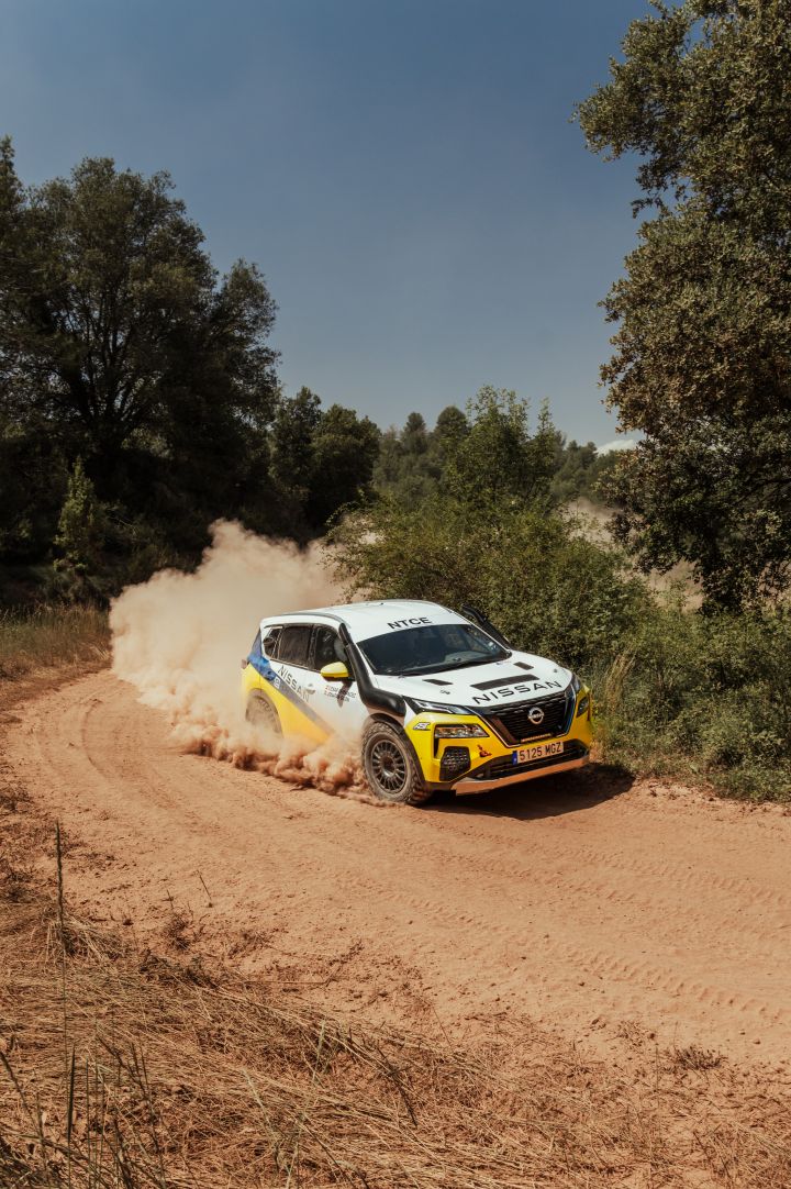 Der Nissan X‑Trail Rennwagen driftet während der Baja Aragon Rallye 2024 auf einer sandigen Straße durch die Kurve