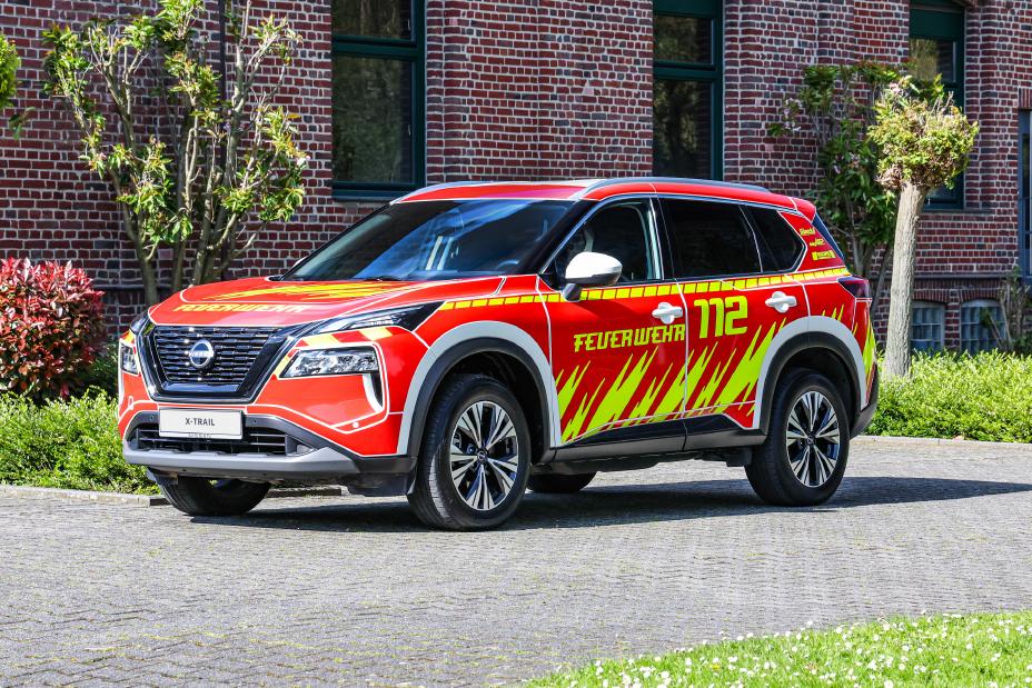 Nissan X‑Trail Kommandowagen Feuerwehr Holzapfel steht schräg vor einem Backsteingebäude