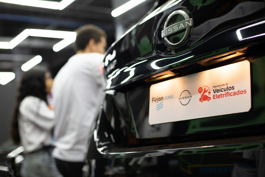 Nissan Leaf de traseira com placa com os logotipos da Nissa e da Firjan