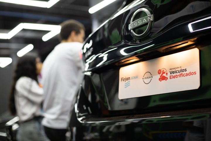 Nissan Leaf de traseira com placa com os logotipos da Nissa e da Firjan