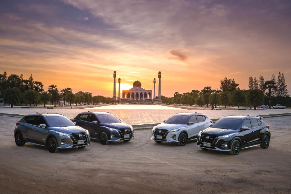 A group photo of Nissan Kicks e‑POWER parked in front of a building