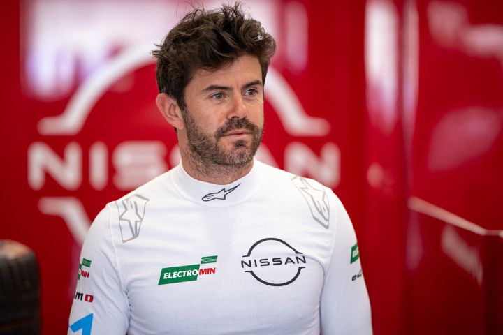 Norman Nato in seinem Rennanzug-Unterhemd in der Box des Nissan Formula E Teams