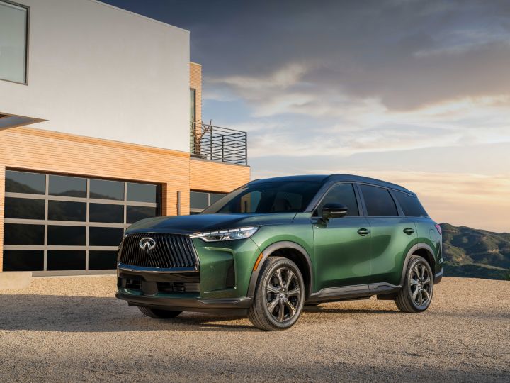 Front left 3/4 angle of a 2026 INFINITI QX60 parked near a building.