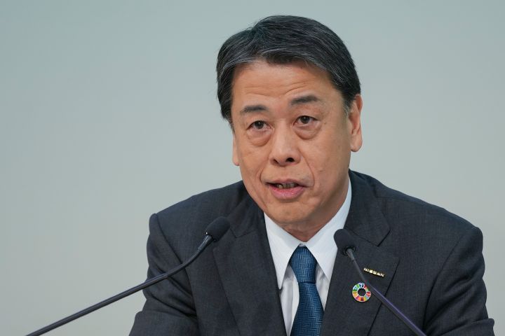 Um retrato de Makoto Uchida de terno.