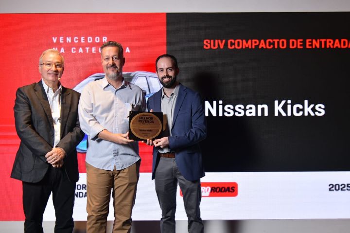 Alexandre Carvalho, Coordenador de Comunicação de Produto da Nissan do Brasil, e Lucas Sobral, Coordenador de Produto de marketing, recebem honraria de Paulo Campo Grande, diretor de redação da Quatro Rodas (primeiro à esquerda)