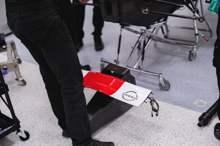 Bauteil eines Nissan Formel E Rennwagens mit Nissan Logo