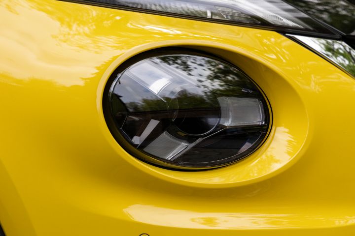 Zbliżenie na prawy przedni reflektor Nissana Juke