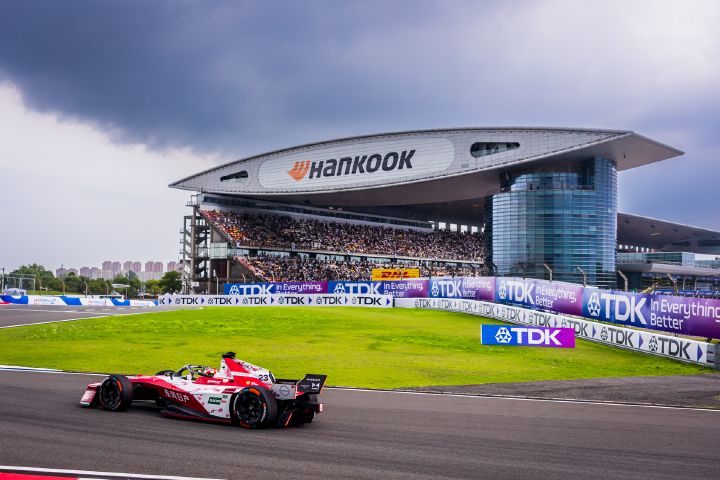 Rückansicht von Norman Nato im Nissan e‑4ORCE 05 mit der Startnummer 23 vor der Kulisse der Tribüne in Shanghai.