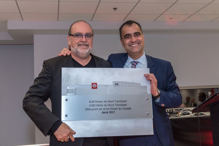 Deux hommes souriants et tenant une récompense encadrée pour Albi Nissan de Mont Tremblant, datée d'août 2017.