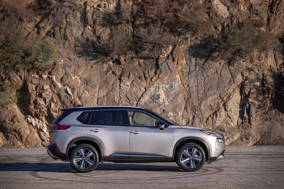 fotografía de Nissan X‑trail color arena de costado.