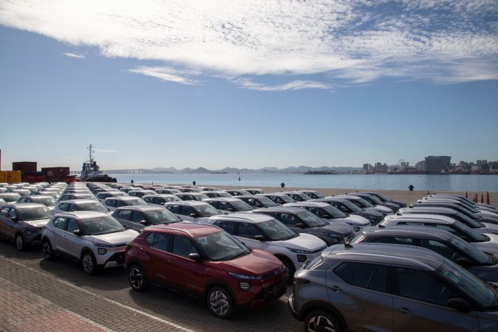 Nissan Kait aguarda embarque no porto do Rio de Janeiro
