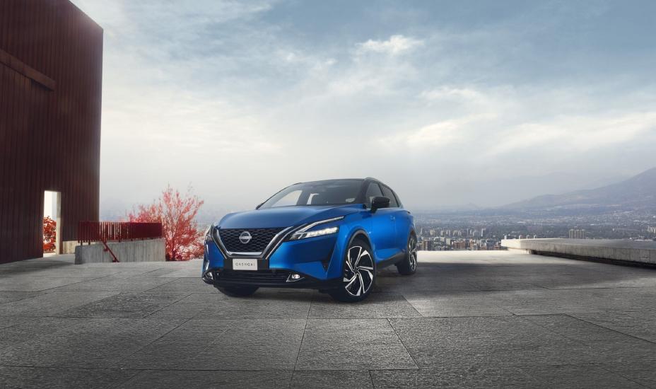 Vista ¾ de Nissan Qashqai aparcado en estacionamiento en lo alto de la ciudad
