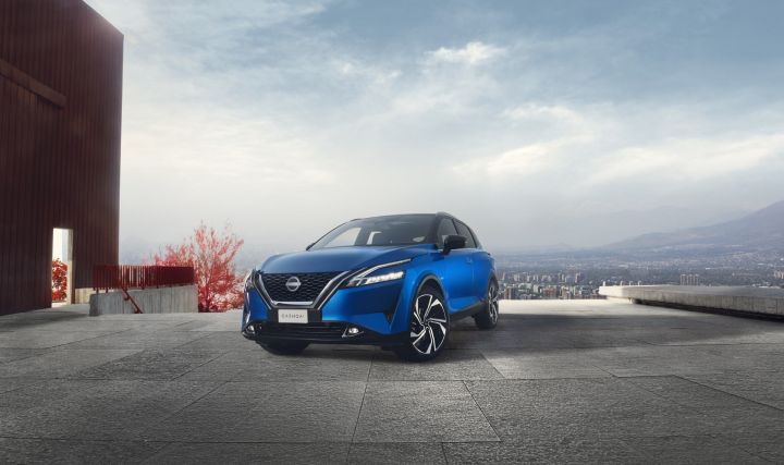 Vista ¾ de Nissan Qashqai aparcado en estacionamiento en lo alto de la ciudad