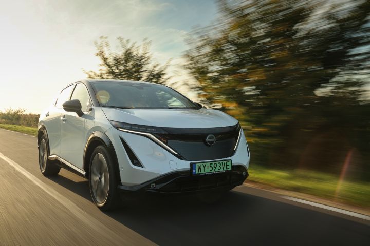 Nissan ARIYA - ujęcie z przodu podczas jazdy