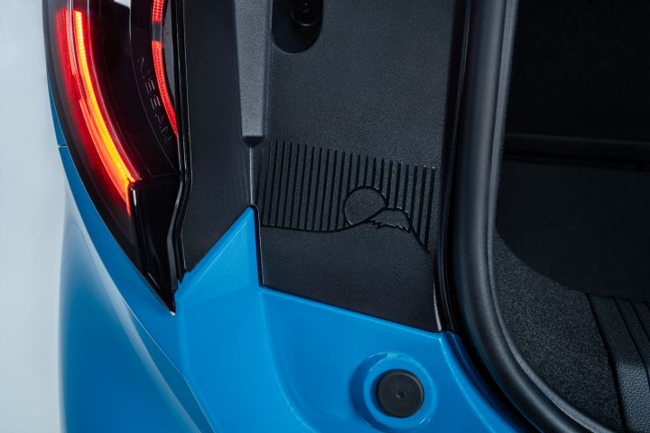 detailed image of Mount Fiji design in the inserts of trunk door