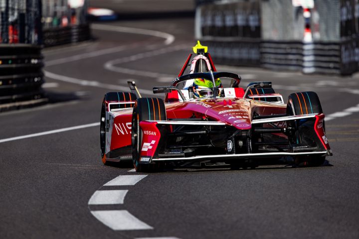 Frontalaufnahme von Oliver Rowland auf der Rennstrecke im Nissan Formula E Rennwagen mit der Startnummer 1 während des Monaco-E-Prix-Wochenendes.