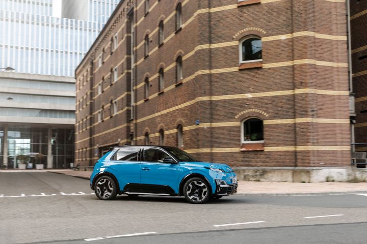 Ein blauer Nissan Micra fährt um eine Linkskurve