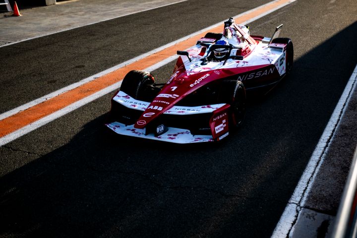 Oliver Rowland in der Nummer 1 fährt die Boxengasse in Valencia entlang.
