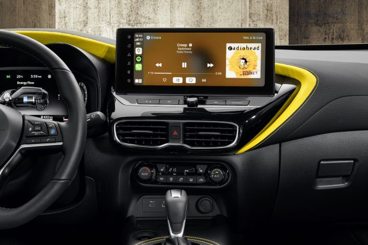 Innenraum des Nissan Juke mit Mittelkonsole und Infotainmentsystem