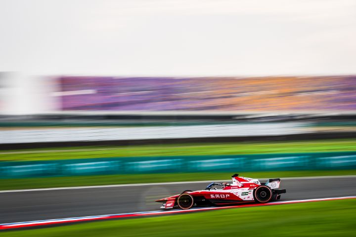 Norman Nato im Nissan e‑4ORCE 05 mit der Startnummer 23 bei voller Geschwindigkeit während des E-Prix von Shanghai.