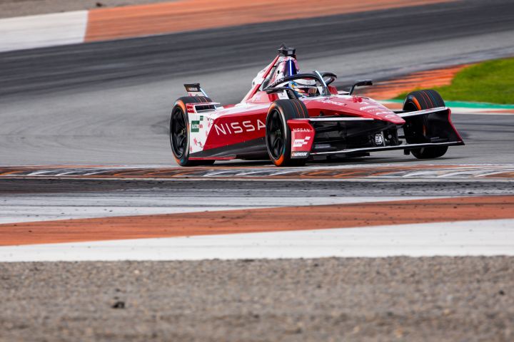 Oliver Rowland im Auto mit der Nummer 1 auf der Rennstrecke in Valencia, als er aus einer Kurve herausfährt, umgeben von orange-weißen Auslaufzonen.