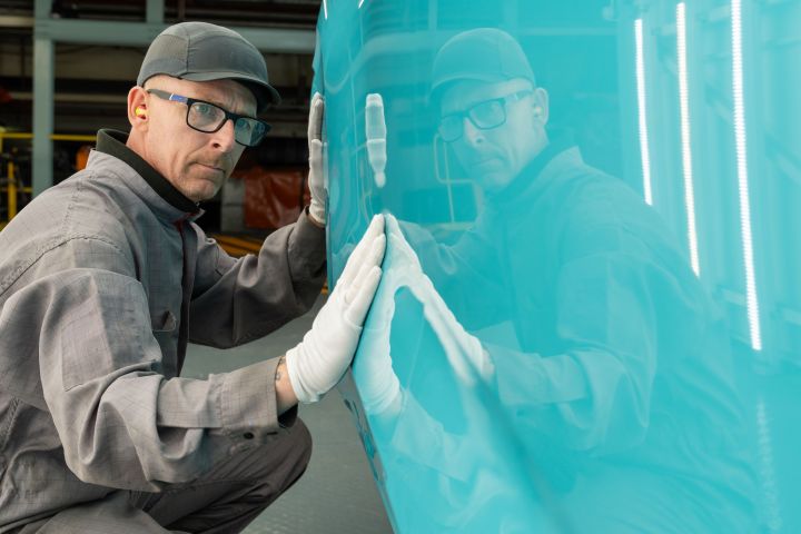 Nissan LEAF mit neu lackierter Karosserie wird in der Lackiererei geprüft im Nissan Werk Sunderland