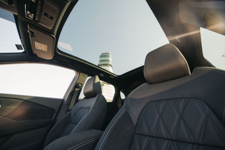 Blick durch das Panorama-Glasdach aus dem Innenraum des Nissan Qashqai nach oben