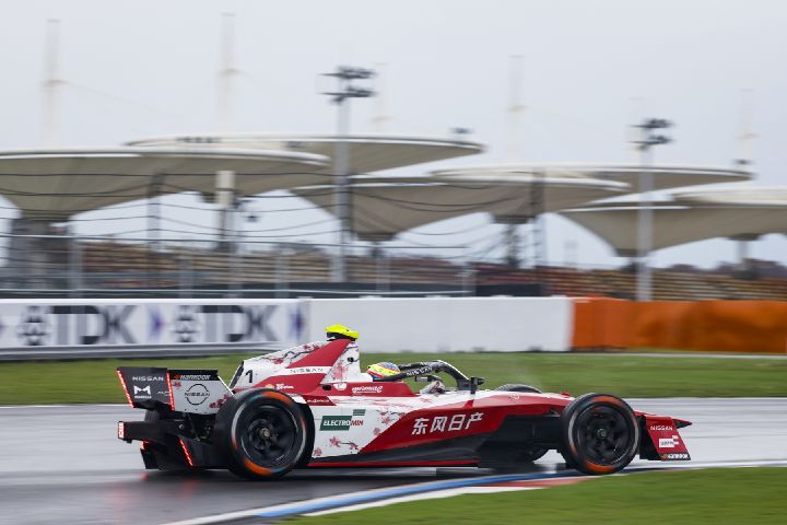 Seitenansicht von Oliver Rowland im Nissan e‑4ORCE 05 mit der Startnummer 1 während des E-Prix von Shanghai.