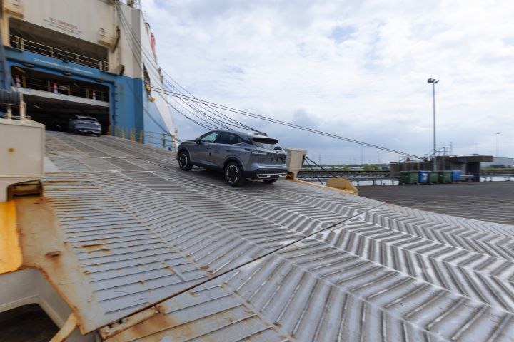 ein grauer Nissan Qashqai fährt auf ein Autotransporter-Schiff