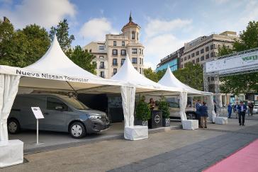 El Alcalde de Madrid, José Luis Martínez Almeida y el Ministro de Industria, Turismo y Comercio en funciones, Héctor Gómez, visitan el stand de Nissan en el VEM de Madrid