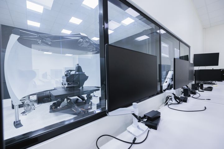 Blick in den Simulator-Raum im Nissan Formel E Headquarter