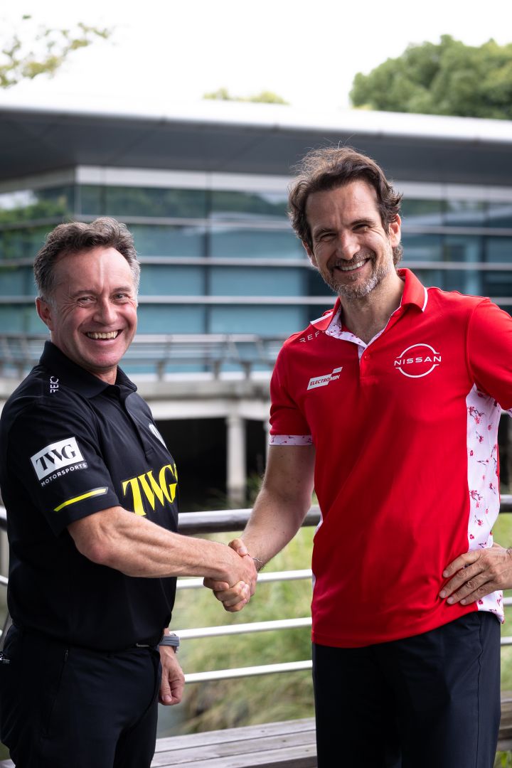 Porträtfoto von Tommaso Volpe, Geschäftsführer und Teamchef des Nissan Formula E Teams, und Roger Griffiths, Teamchef von Andretti Formula E, die sich lächelnd die Hand geben.