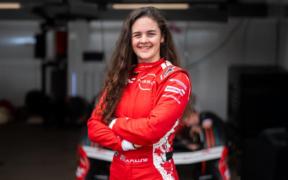 Equipe Nissan de Fórmula E leva Abbi Pulling para o teste feminino em Valência