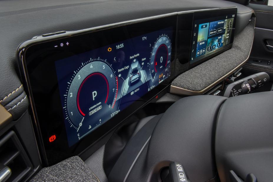 Painel digital do novo Nissan Kicks mostra o sistema de monitoramento em funcionamento