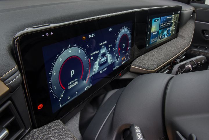 Painel digital do novo Nissan Kicks mostra o sistema de monitoramento em funcionamento