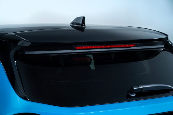 rear detail view of two-tone roof and rear windscreen