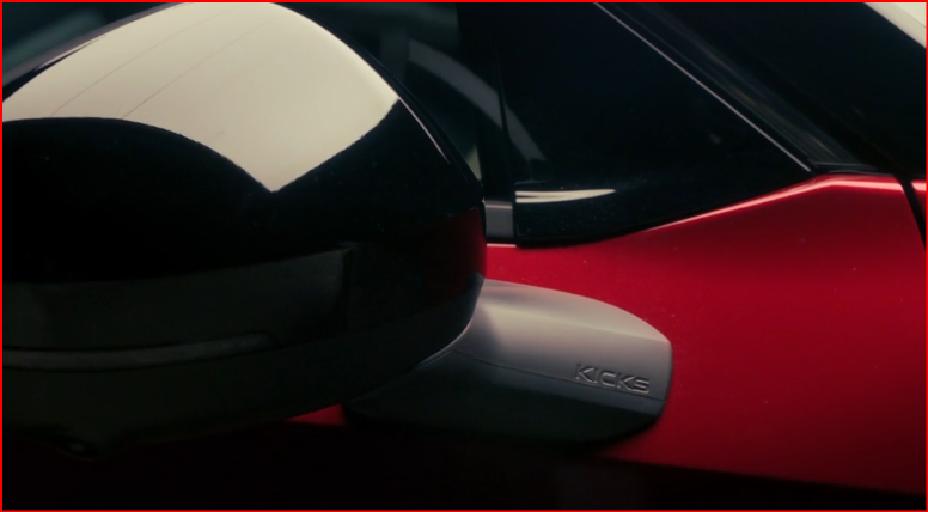 Imagem com fundo escurecido da parte inferior do retrovisor do novo Nissan Kicks onde está gravado “Kicks” na peça plástica