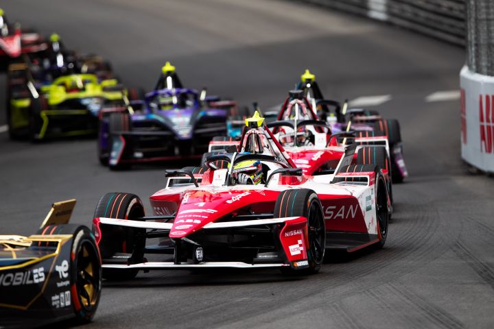 Oliver Rowland in den ersten Runden des E-Prix von Monaco, mit Norman Nato direkt hinter ihm