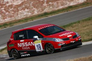 日産ティーダがデビューイヤーに選手権タイトルを獲得