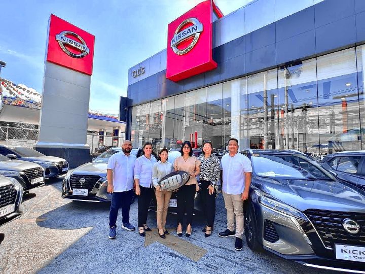 A photo of  some representative from Puregold and Nissan Philippines  standing in front of Nissan Otis dealership during the turnover of the Nissan Kicks e‑POWER.