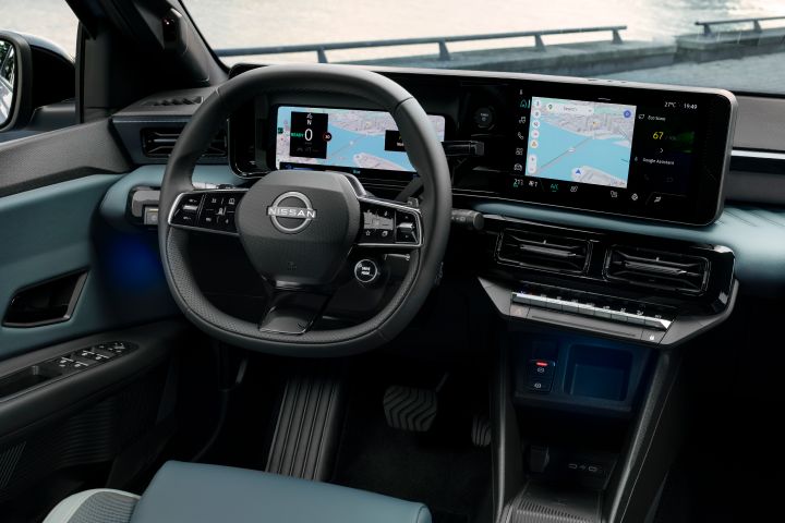 Cockpit des neuen Nissan Micra mit Bildschirm hinter dem Lenkrad und Infotainmentbildschirm auf der Mittelkonsole