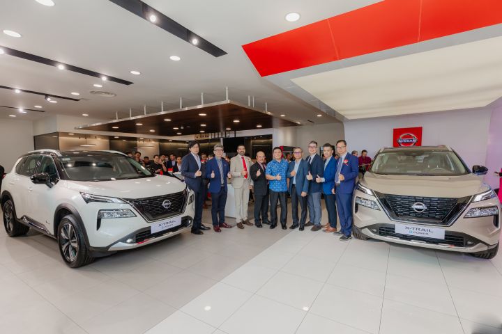 VIP guests posed with 2 Nissan X‑Trail e‑Power