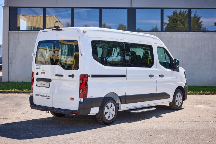 3/4-Heckansicht eines weißen Nissan Interstar-e mit MobiTEC Ausbau