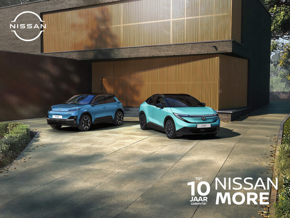 Twee Nissan auto's geparkeerd voor een huis