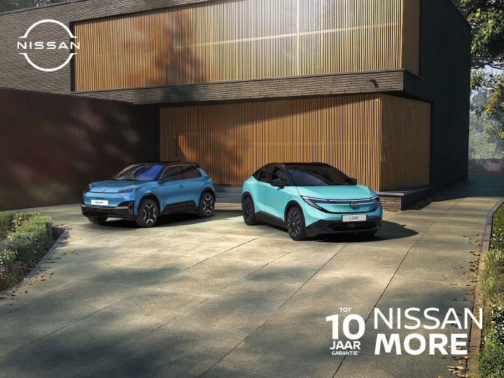 Twee Nissan auto's geparkeerd voor een huis