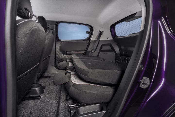 Nissan PIXOs baksäten är nedfällda framåt, vilket framhäver flexibla säten och utökad lastkapacitet.