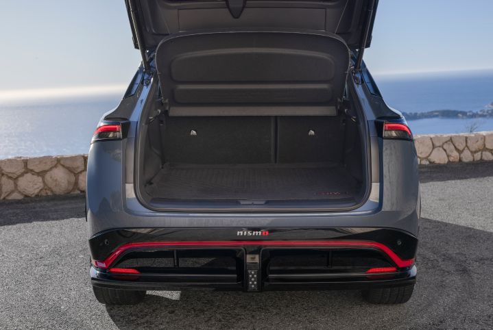 Photo du nouvel Ariya Nismo ayant le coffre ouvert