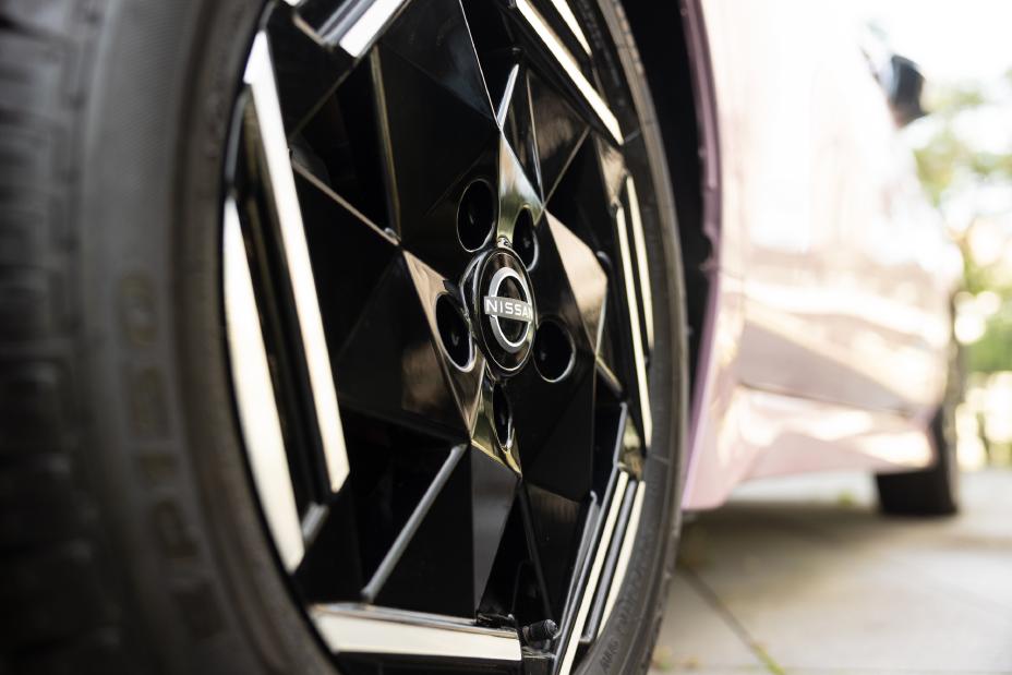 Detalhes em alumínio da roda de um carro da Nissan