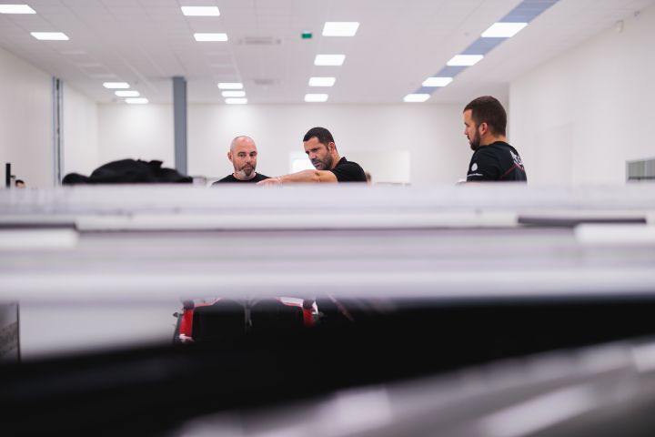 Drei Mechaniker im Nissan Formel E Headquarter