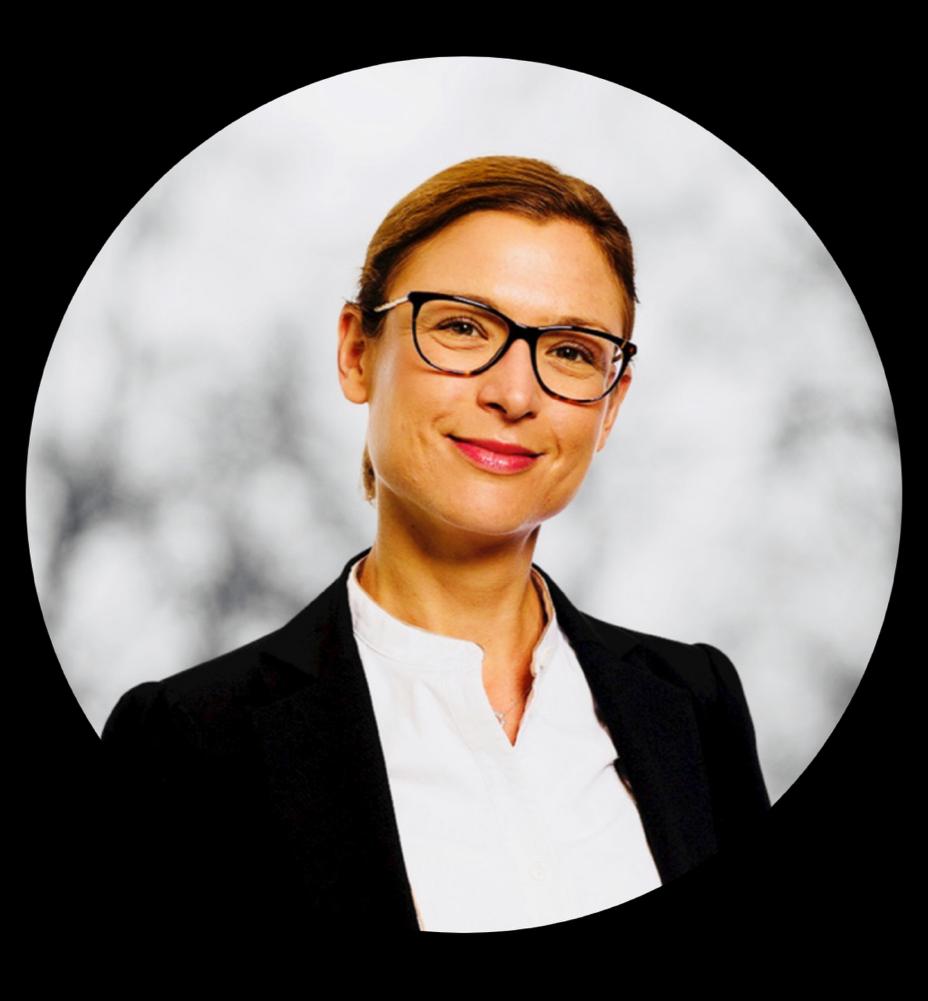 Julie Engelborghs, la nouvelle directrice du marketing de Nissan Benelux, pose de manière professionnelle pour un portrait d'affaires.